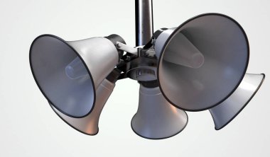 Beş boynuzlu hoparlörden oluşan bir sıra, izole edilmiş beyaz arkaplana bakan bir daire şeklinde bir direkten sarkıyor.