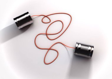 Boş teneke kutulardan yapılmış bir çift ev yapımı oyuncak telefon ve izole edilmiş beyaz arka plandaki bir ipe bağlı.