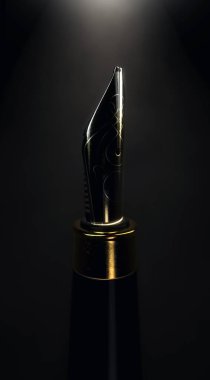 Süslü, modern, altın ve gümüşle işlenmiş bir dolmakalemin ucunun yakın plan görüntüsü.