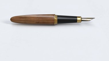 Beyaz desenli kağıt bir yüzey üzerinde ahşap ve altınla işlenmiş süslü modern bir dolmakalemin yakın plan görüntüsü - 3D