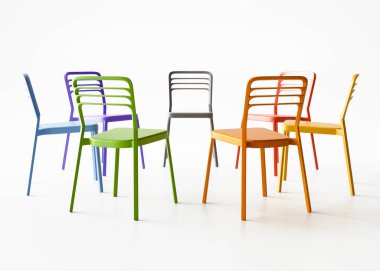 Takım çalışması, eğitim, grup terapisi, destek toplantıları, atölyeler ve tartışmalar için ideal olan, beyaz arka planda daire şeklinde renkli plastik sandalyelerin üç boyutlu yorumlanması.