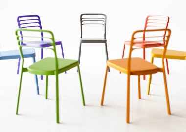 Takım çalışması, eğitim, grup terapisi, destek toplantıları, atölyeler ve tartışmalar için ideal olan, beyaz arka planda daire şeklinde renkli plastik sandalyelerin üç boyutlu yorumlanması.