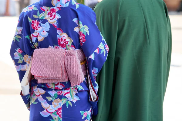 Ung Flicka Klädd Japansk Kimono Stående Framför Sensoji Templet Tokyo — Stockfoto