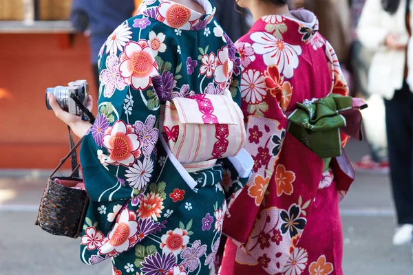 東京都の浅草寺の前に立っている日本の着物を着た少女 着物は日本の伝統的な衣服です きもの 実際に着用する ことを意味 — ストック写真