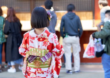Tokyo, Japonya'da Sensoji Tapınağı önünde Japon kimono ayakta giyen genç kız. Kimono Japon geleneksel giysi var. Kelime 