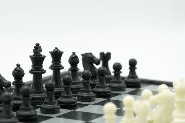 Arkasında satranç taşı olan satranç tahtası iş pazarlığı yapıyor. arkaplan iş konsepti ve kopyalama alanı ile strateji konsepti.