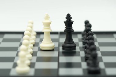 Arkasında satranç taşı olan satranç tahtası iş pazarlığı yapıyor. arkaplan iş konsepti ve kopyalama alanı ile strateji konsepti.