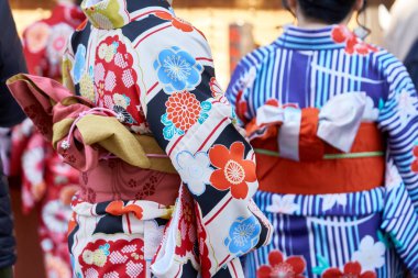 Tokyo, Japonya'da Sensoji Tapınağı önünde Japon kimono ayakta giyen genç kız. Kimono Japon geleneksel giysi var. Kelime 