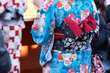 Tokyo, Japonya'da Sensoji Tapınağı önünde Japon kimono ayakta giyen genç kız. Kimono Japon geleneksel giysi var. Kelime 