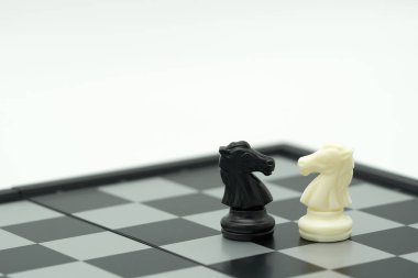 Arkasında satranç taşı olan satranç tahtası iş pazarlığı yapıyor. arkaplan iş konsepti ve kopyalama alanı ile strateji konsepti.