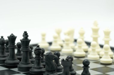 Arkasında satranç taşı olan satranç tahtası iş pazarlığı yapıyor. arkaplan iş konsepti ve kopyalama alanı ile strateji konsepti.