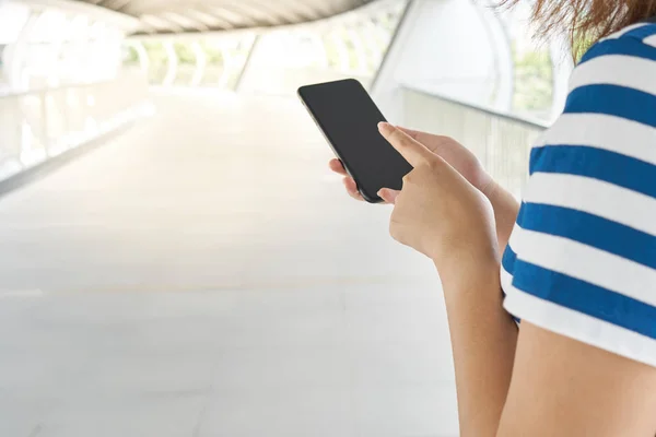 Touristenmädchen Alter Zwischen Und Jahren Nutzen Smartphones Ziele Finden Sehenswürdigkeiten — Stockfoto