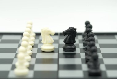 Arkasında satranç taşı olan satranç tahtası iş pazarlığı yapıyor. arkaplan iş konsepti ve kopyalama alanı ile strateji konsepti.