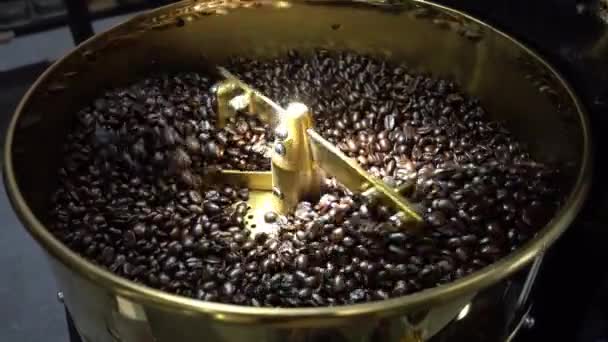 焙煎コーヒー豆焙煎機 自動コーヒーを使用して熱し 鍋を熱くさせる円形の動きでかき混ぜる — ストック動画