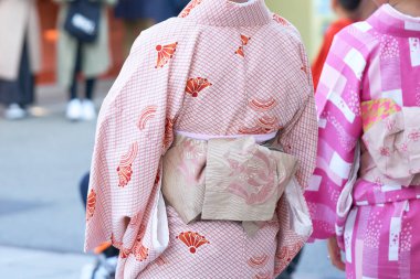 Tokyo, Japonya'da Sensoji Tapınağı önünde Japon kimono ayakta giyen genç kız. Kimono Japon geleneksel giysi var. Kelime 