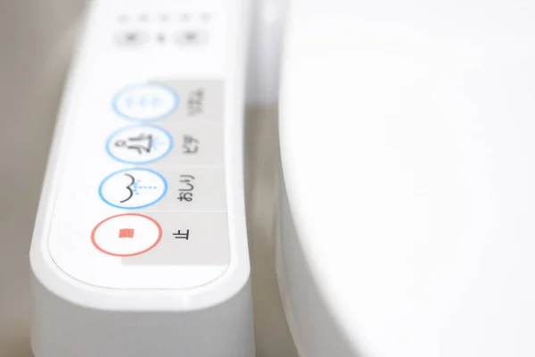 2018 日本で電子ビデでの近代的なハイテクのトイレ 業界のリーダーは 最近日本の看板規格で合意 — ストック写真
