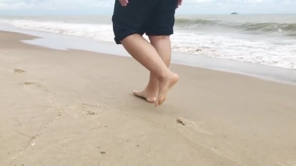 Chica Asiática Caminando Por Playa Con Hermosas Olas Estado Ánimo — Vídeos de Stock