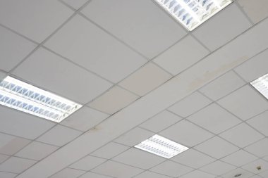 Beyaz tavan uprisen view.as arka plan dekorasyon konsepti ile kopya alanı metin veya tasarım için neon ışık ampuller ile.