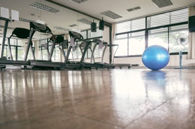 Egzersiz topu kattaki fitness odanın ortasına yerleştirilen mavi egzersiz yoga için topudur. Çeşitli kas gevşeme terapileri. Vintage sesi.