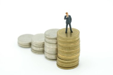 Minyatür insanlar işadamları sikke yatırım analizi veya yatırım yığını düşünme ve planning.as arka plan iş kavramı kopya alanı ile ayakta.