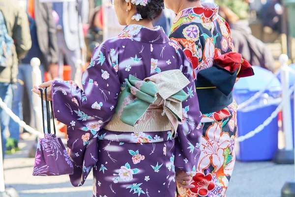 Giovane Ragazza Che Indossa Kimono Giapponese Piedi Davanti Tempio Sensoji — Foto Stock