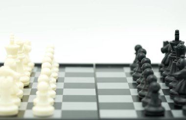 Arkasında satranç taşı olan satranç tahtası iş pazarlığı yapıyor. arkaplan iş konsepti ve kopyalama alanı ile strateji konsepti.
