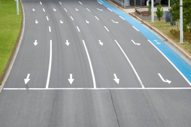 Yol yüzeyi içinde Japonya bir bisiklet için doğrudan bir yoldur. Bölme trafik ışıkları, trafik anlayışı, yol işaretleri yol önce bir otopark mavi boyalı.