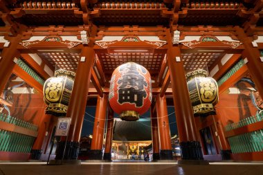 Büyük kırmızı lamba Sensoji Tapınağı, Japonya. Tapınak Asakusa gece fotoğraf da bilinen Japonya'nın ünlü bir turistik yer.