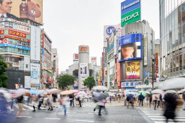 Japonya'nın trafik Kavşağı 5-yönlü ortak bir bina ile ayrılmış Shibuya denir 109 Shibuya bir işaretidir bu ayrılık.