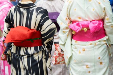 Tokyo, Japonya'da Sensoji Tapınağı önünde Japon kimono ayakta giyen genç kız. Kimono Japon geleneksel giysi var. Kelime 