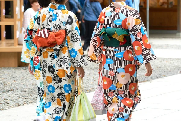 Niña Usando Kimono Japonés Pie Frente Templo Sensoji Tokio Japón —  Fotos de Stock