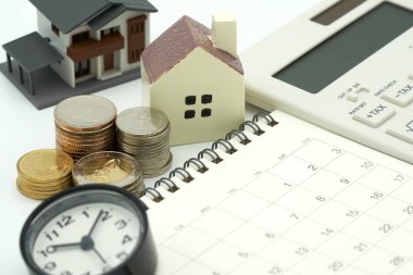 Ev hesap makineleri ve kalemler. Gayrimenkul kredisine yatırım yapmak arka plan iş konsepti ve metin alanınız için emlak kavramı olarak kullanılacak