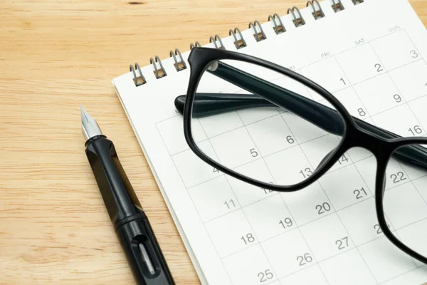 Een Vulpen Black Eye Bril Brillen Geplaatst Een Kalender Met — Stockfoto