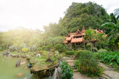 Wat Tham Khao Wong tapınak teak yapılır. Dağın dibinde yer. Çevrili ağaçlar tarafından bu ünlü bir yer Uthaithani, Tayland ve dünya mirası.
