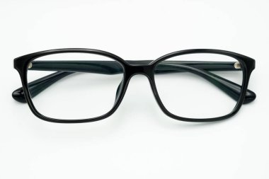 Görme engelli birine günlük hayatı okumak için parlak siyah çerçeveli mor gözlükler. Kopya alanı ile arka plan sağlık kavramı olarak beyaz arkaplan.