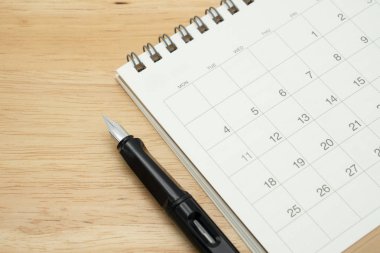 yıl takvimi ve dolma kalem. arka plan iş kavramı ve ekonomi kavramı kopya alanı ile metin veya tasarım için kullanma.