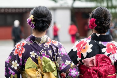 Tokyo, Japonya'da Sensoji Tapınağı önünde Japon kimono ayakta giyen genç kız. Kimono Japon geleneksel giysi var. Kelime 