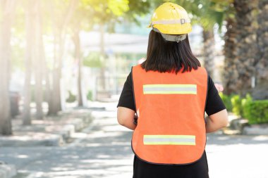 Foreman'ın inşaat çalışmaları denetlemek, iş güvenliği için yansıtıcı iş giysisi giymek. Gümüş bir yansıtıcı reflektör ve net bir görünüm için yeşil bir yansıtıcı kiti Yansıtıcı vardır.