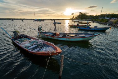 Açılış bir tekne balıkçılık liman günbatımı Latinler orada görünümüdür. Rayong, Tayland, bir balıkçı köyü olarak insanların ana işgal balıkçılık olduğunu.