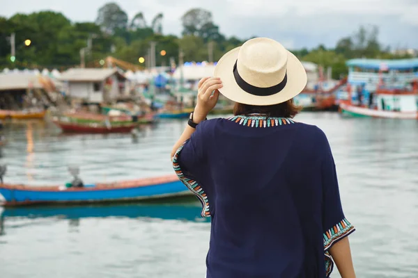 Mujeres Jóvenes Asiáticas Con Sombrero Mochila Viaje Vista Del Puerto — Foto de Stock