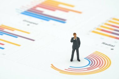 Minyatür insanlar işadamları olarak arka plan stratejisi kavramı ve iş kavramı kopya alanı ile performans ile daire grafik üzerinde duran analiz.  