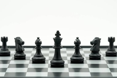 Arkasında satranç taşı olan satranç tahtası iş pazarlığı yapıyor. arkaplan iş konsepti ve kopyalama alanı ile strateji konsepti.