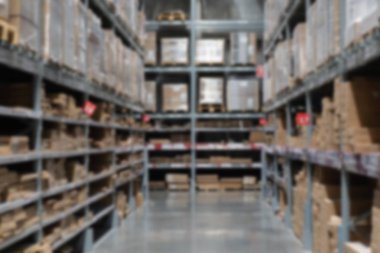 Boş süpermarket koridorunun bulanık süpermarket görüntüsü, bokeh ışığı olan bulanık arkaplan. İş konsepti.