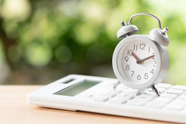 Relógio Alarme Branco Vintage Colocado Uma Calculadora Branca Usando Como — Fotografia de Stock