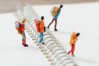 Minyatür 2 kişi, hedefe ulaşmak için yolun başında dikiliyor. Kopya boşlukları ile arka plan seyahat kavramı olarak kullanılacak 