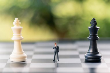 Minyatür insanlar işadamları satranç çözümleme iletişim iş stratejisi hakkında ayakta. Veya metin için arka plan iş kavramı ve strateji kavramı kopya alanı ile kullanarak iş planlama.