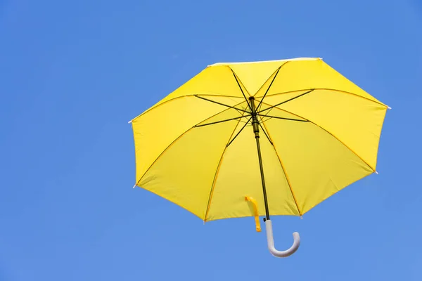 Желтые Зонтики Плавающие Небе Ярко Дующие Ветром Дающие Ощущение Свободы — стоковое фото
