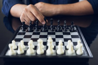 Bir kral satranç tutan işadamı bir chessboard.using arka plan iş kavramı ve kopya alanı metin veya tasarım için konseptiyle strateji olarak yerleştirilir.