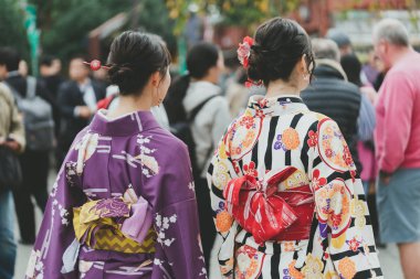 Tokyo, Japonya'da Sensoji Tapınağı önünde Japon kimono ayakta giyen genç kız. Kimono Japon geleneksel giysi var. Kelime 