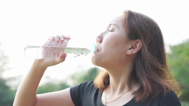 Slow Motion Handheld Shot Beautiful Asian Women Drink Water Exercising — Stock Video